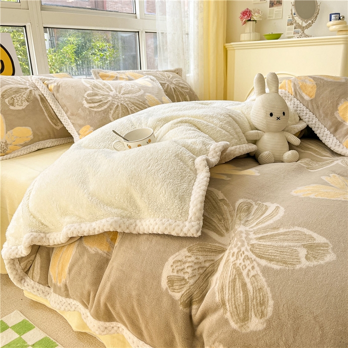 91家纺网 家纺一手货源 找家纺 琪格格纺织 2025新款A牛奶绒B兔兔绒保暖印花四件套 大包边绒烟花三月