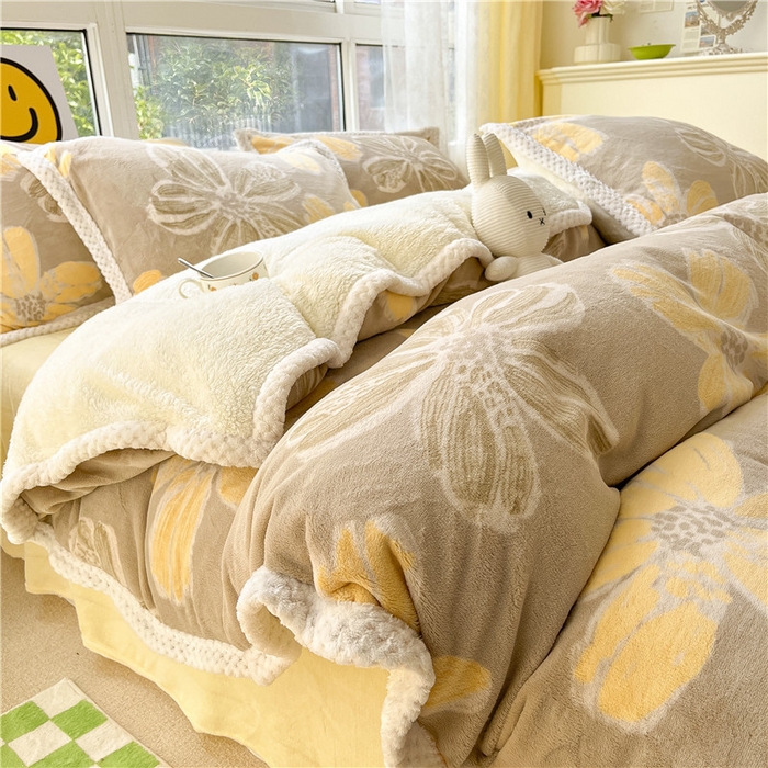 91家纺网 家纺一手货源 找家纺 琪格格纺织 2025新款A牛奶绒B兔兔绒保暖印花四件套 大包边绒烟花三月