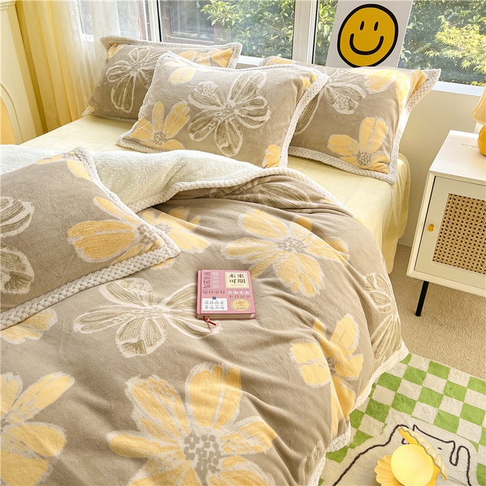 91家纺网 家纺一手货源 找家纺 琪格格纺织 2025新款A牛奶绒B兔兔绒保暖印花四件套 大包边绒烟花三月