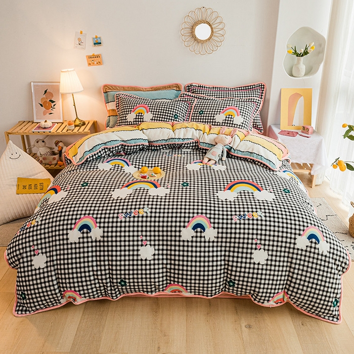 91家纺网 家纺一手货源 找家纺 琪格格纺织 2025新款A牛奶绒B兔兔绒保暖印花四件套 牛奶绒格子彩虹