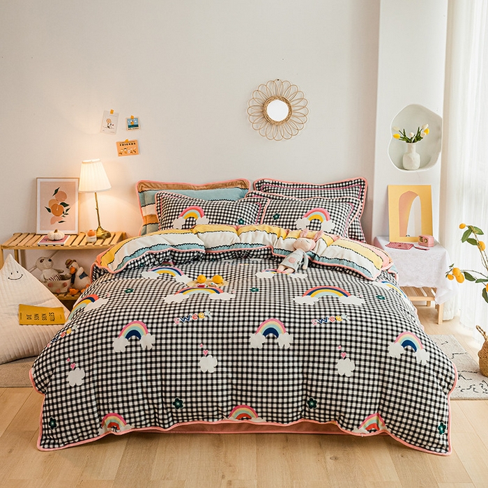 91家纺网 家纺一手货源 找家纺 琪格格纺织 2025新款A牛奶绒B兔兔绒保暖印花四件套 牛奶绒格子彩虹