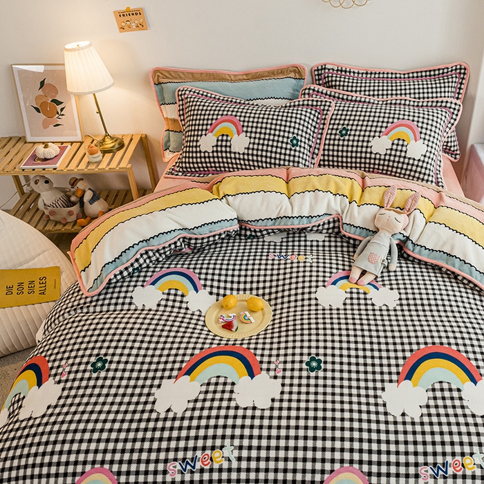 91家纺网 家纺一手货源 找家纺 琪格格纺织 2025新款A牛奶绒B兔兔绒保暖印花四件套 牛奶绒格子彩虹