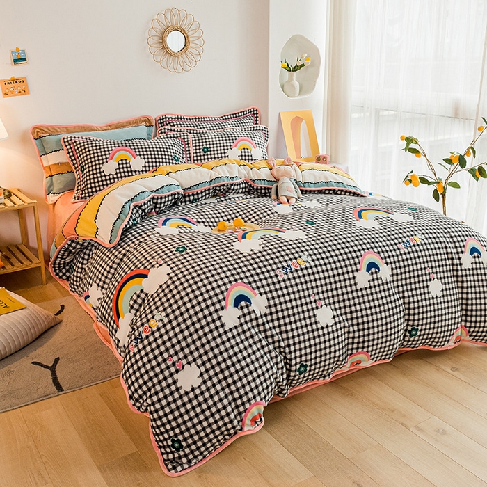 91家纺网 家纺一手货源 找家纺 琪格格纺织 2025新款A牛奶绒B兔兔绒保暖印花四件套 牛奶绒格子彩虹