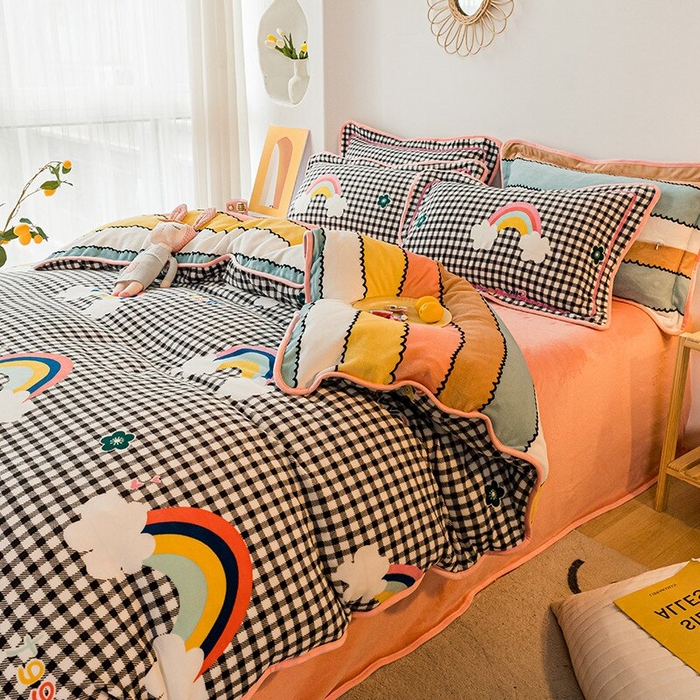 91家纺网 家纺一手货源 找家纺 琪格格纺织 2025新款A牛奶绒B兔兔绒保暖印花四件套 牛奶绒格子彩虹