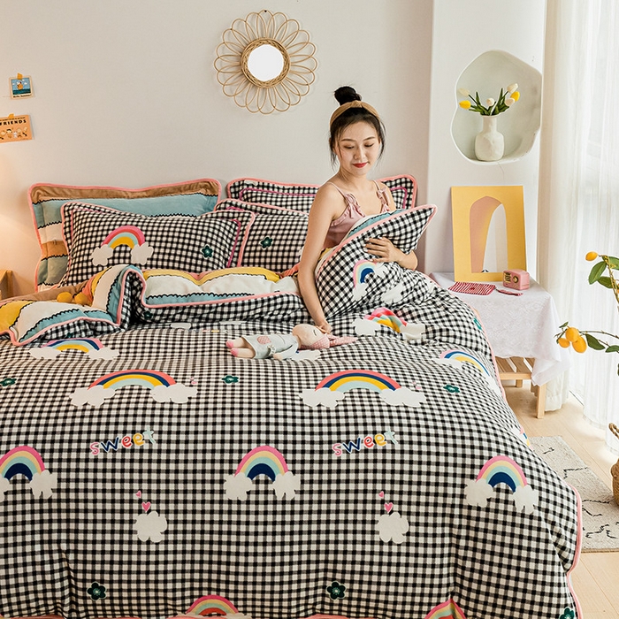 91家纺网 家纺一手货源 找家纺 琪格格纺织 2025新款A牛奶绒B兔兔绒保暖印花四件套 牛奶绒格子彩虹