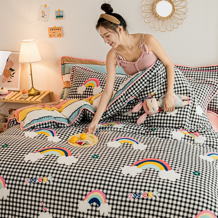 91家纺网 家纺一手货源 找家纺 琪格格纺织 2025新款A牛奶绒B兔兔绒保暖印花四件套 牛奶绒格子彩虹