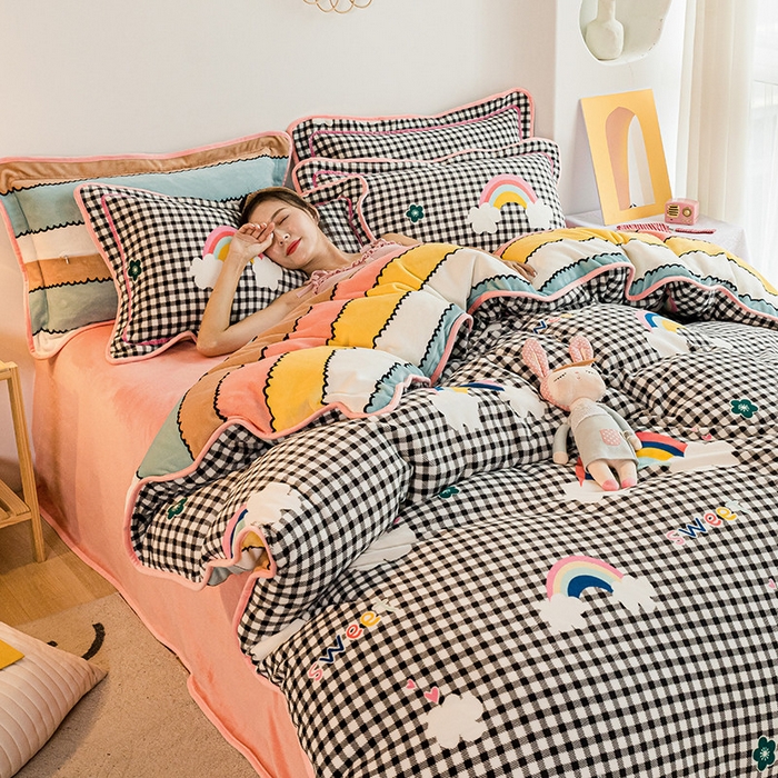 91家纺网 家纺一手货源 找家纺 琪格格纺织 2025新款A牛奶绒B兔兔绒保暖印花四件套 牛奶绒格子彩虹