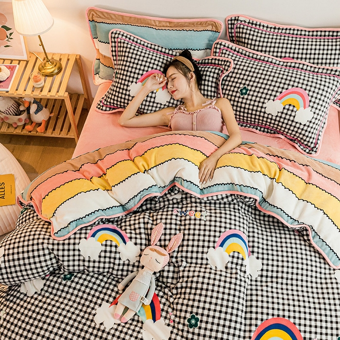 91家纺网 家纺一手货源 找家纺 琪格格纺织 2025新款A牛奶绒B兔兔绒保暖印花四件套 牛奶绒格子彩虹