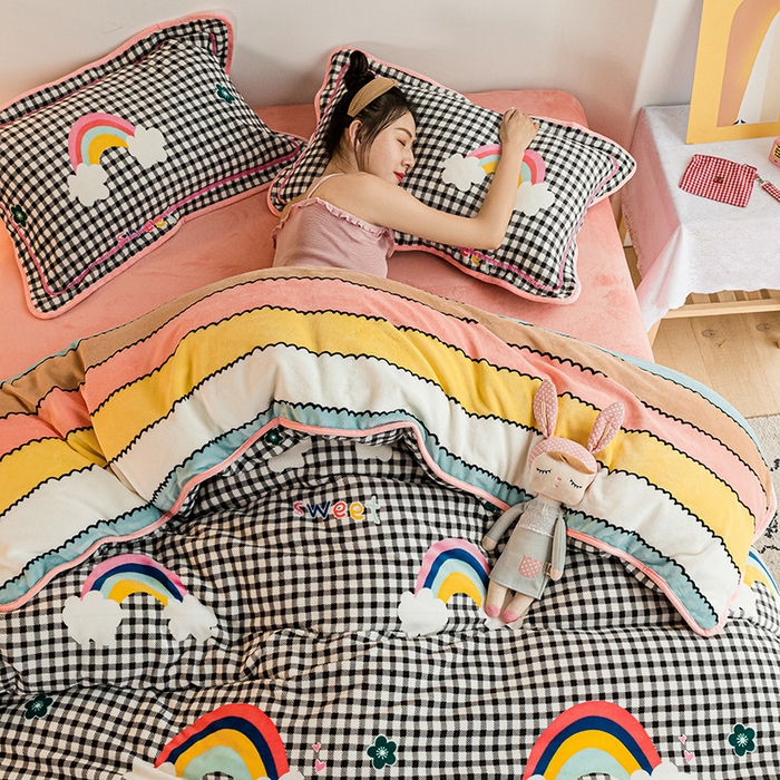 91家纺网 家纺一手货源 找家纺 琪格格纺织 2025新款A牛奶绒B兔兔绒保暖印花四件套 牛奶绒格子彩虹