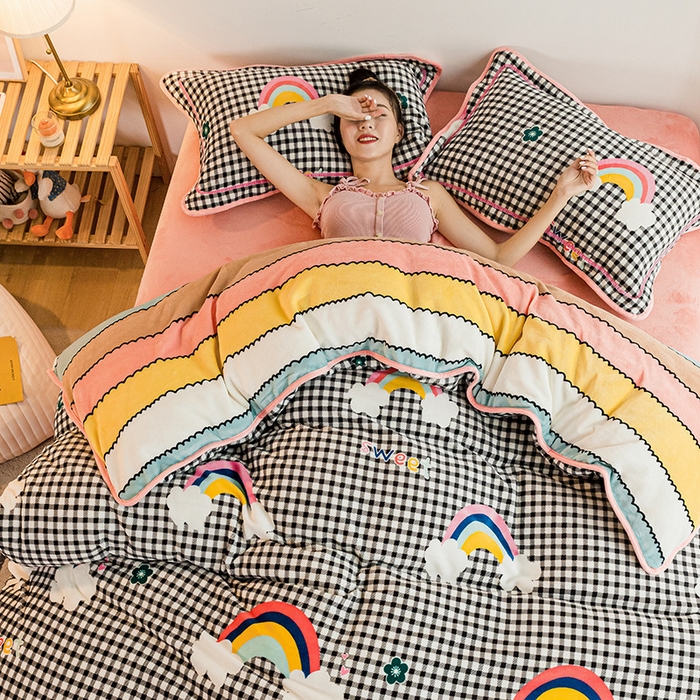 91家纺网 家纺一手货源 找家纺 琪格格纺织 2025新款A牛奶绒B兔兔绒保暖印花四件套 牛奶绒格子彩虹