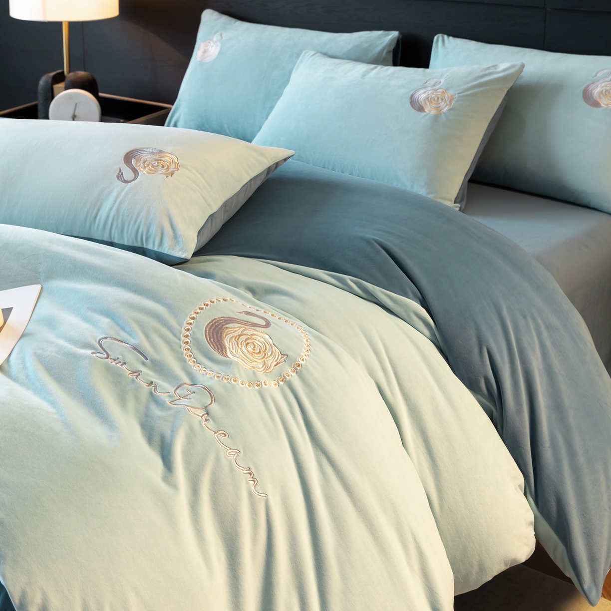 91家纺网 家纺一手货源 找家纺 如一 2025新款水晶绒双拼刺绣四件套天鹅系列 天鹅-梵星兰