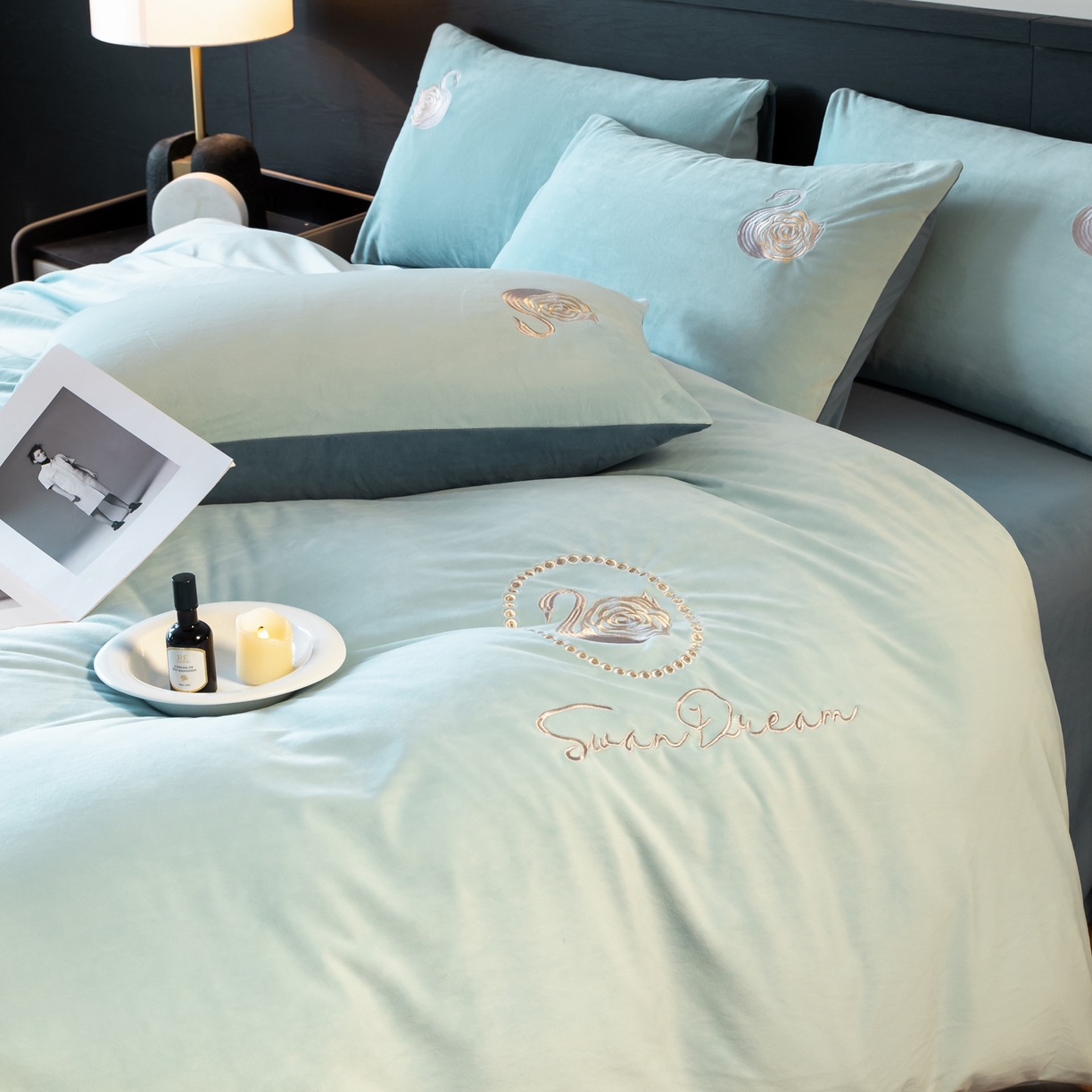 91家纺网 家纺一手货源 找家纺 如一 2025新款水晶绒双拼刺绣四件套天鹅系列 天鹅-梵星兰