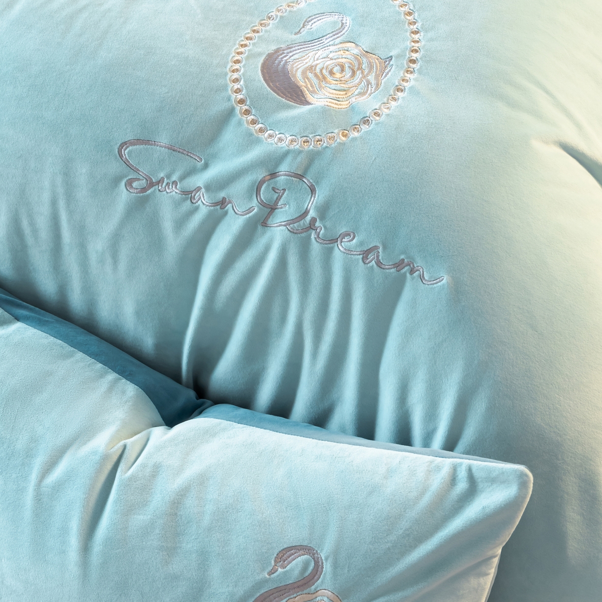 91家纺网 家纺一手货源 找家纺 如一 2025新款水晶绒双拼刺绣四件套天鹅系列 天鹅-梵星兰