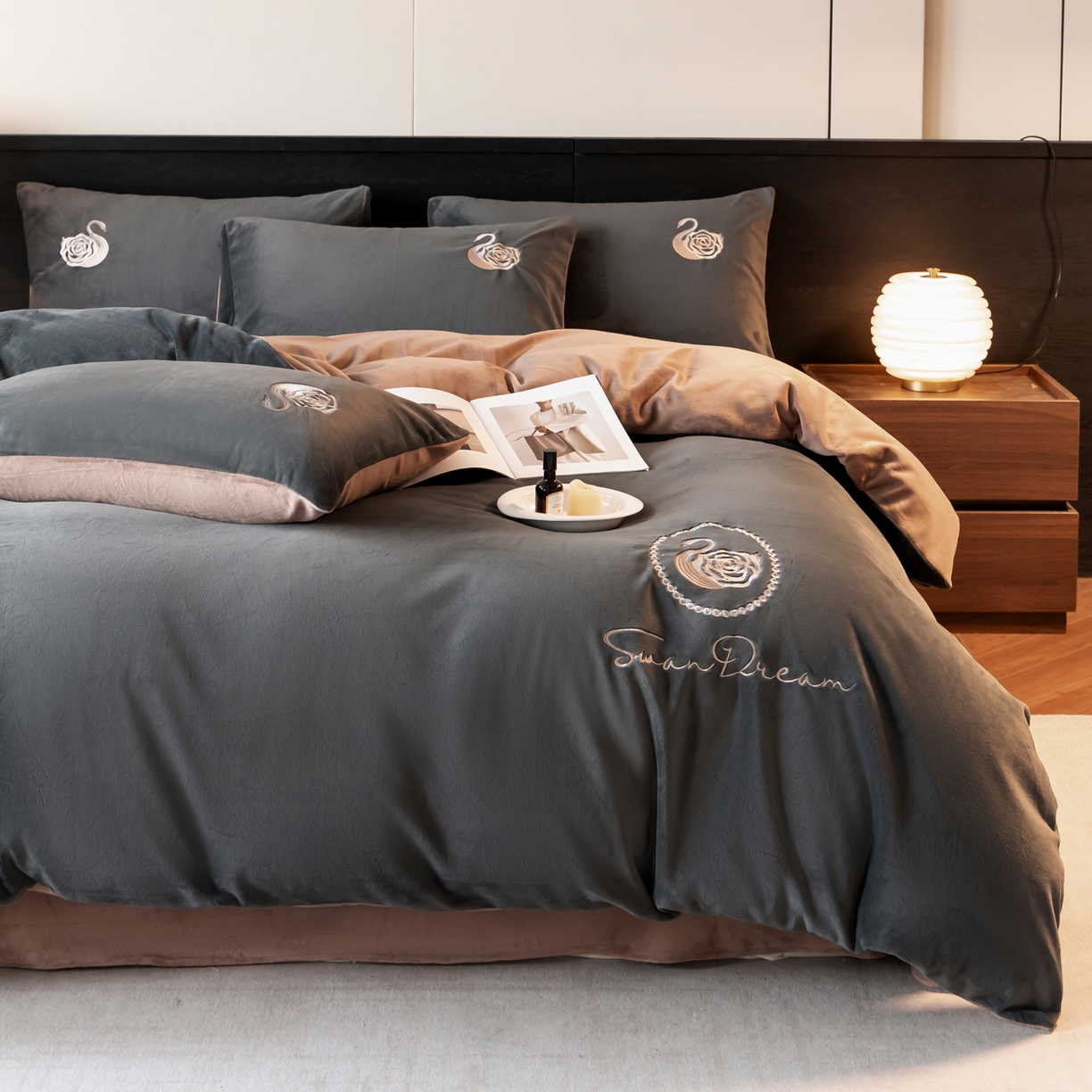 91家纺网 家纺一手货源 找家纺 如一 2025新款水晶绒双拼刺绣四件套天鹅系列 天鹅-高级灰