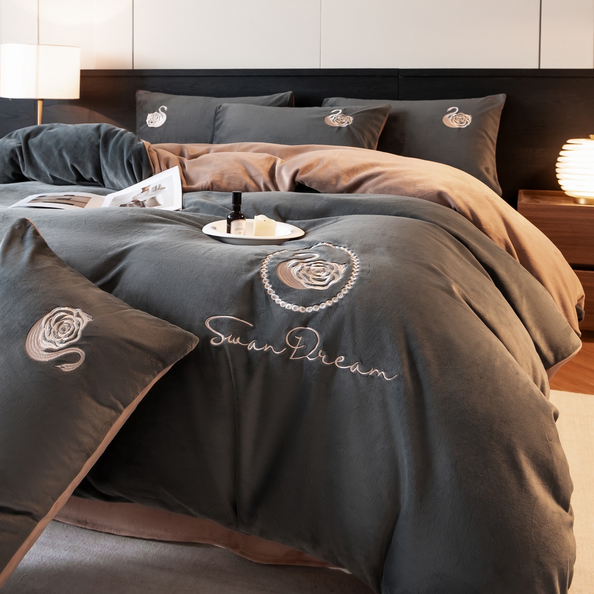 91家纺网 家纺一手货源 找家纺 如一 2025新款水晶绒双拼刺绣四件套天鹅系列 天鹅-高级灰