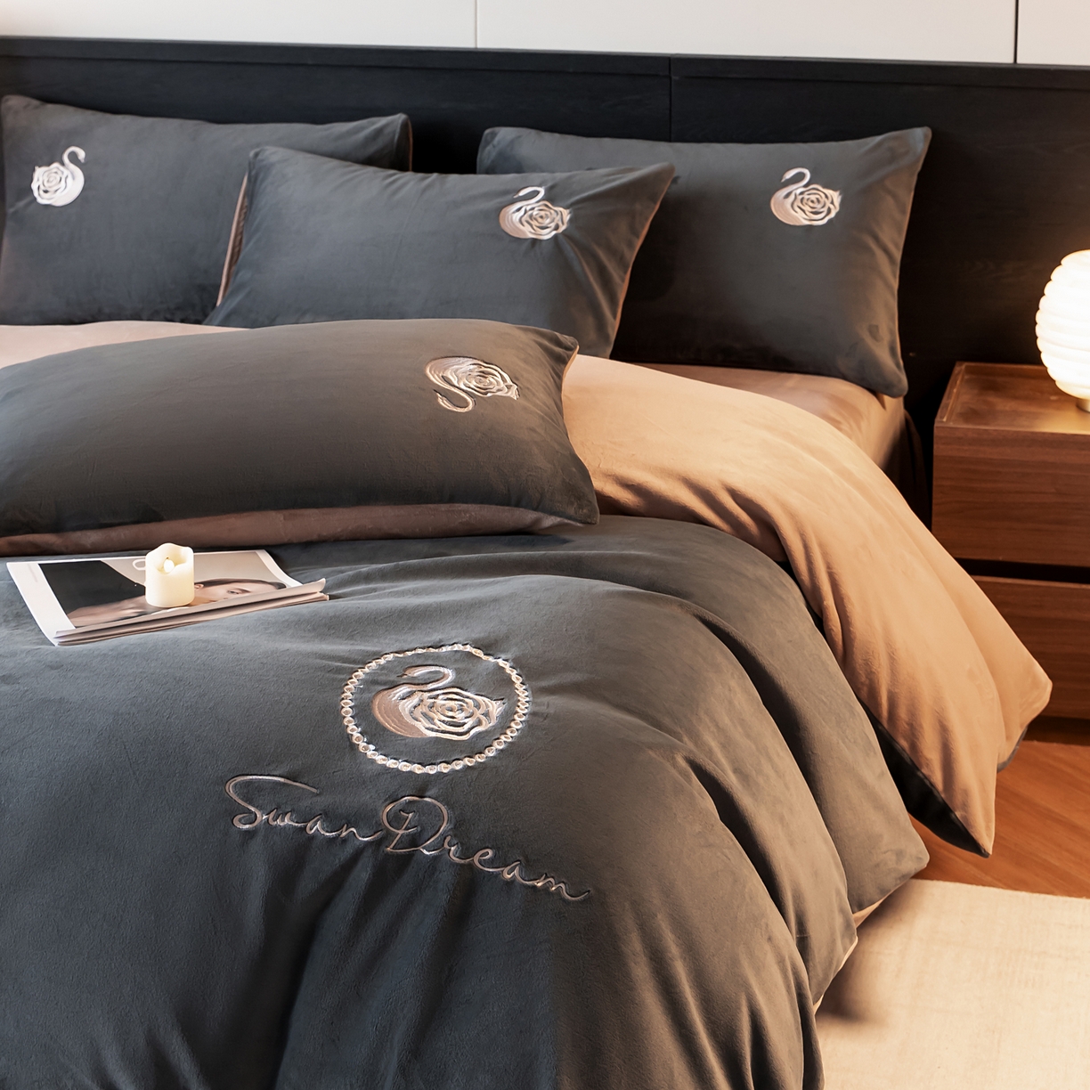 91家纺网 家纺一手货源 找家纺 如一 2025新款水晶绒双拼刺绣四件套天鹅系列 天鹅-高级灰