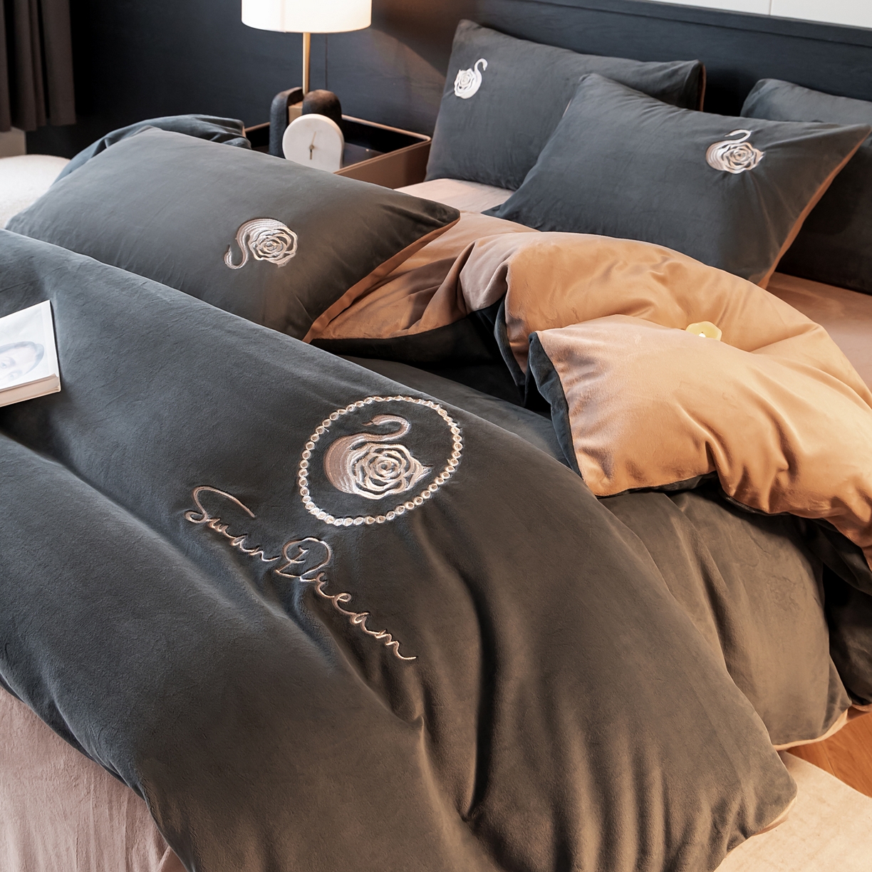 91家纺网 家纺一手货源 找家纺 如一 2025新款水晶绒双拼刺绣四件套天鹅系列 天鹅-高级灰