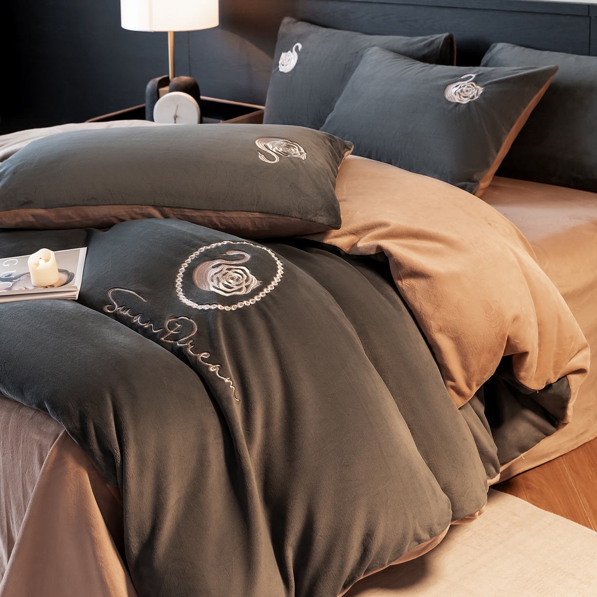 91家纺网 家纺一手货源 找家纺 如一 2025新款水晶绒双拼刺绣四件套天鹅系列 天鹅-高级灰