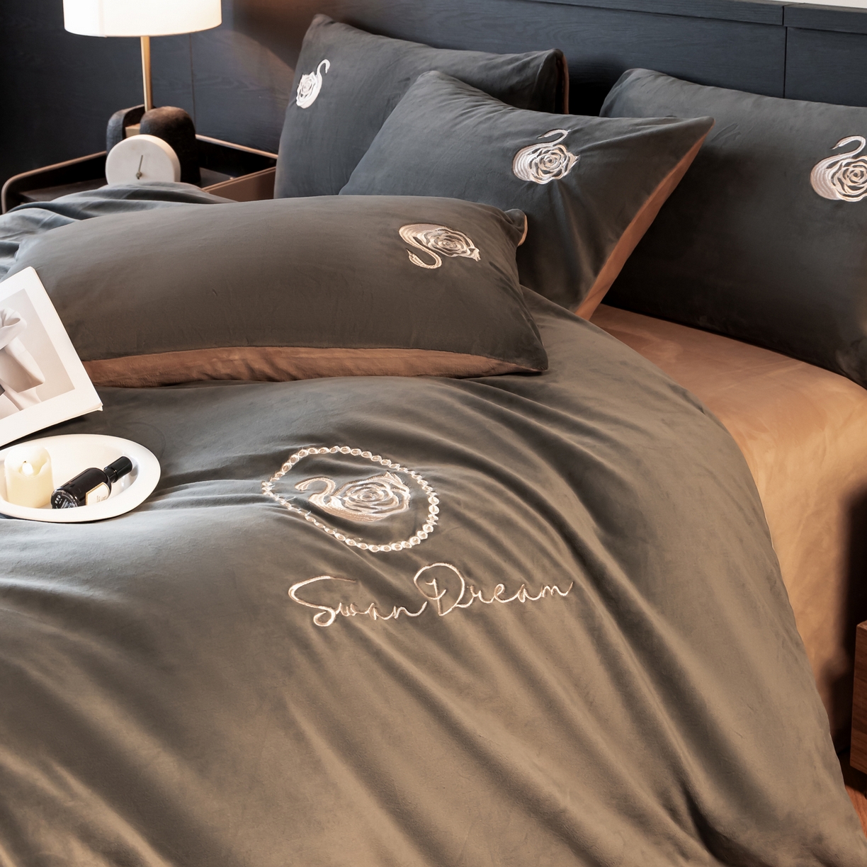 91家纺网 家纺一手货源 找家纺 如一 2025新款水晶绒双拼刺绣四件套天鹅系列 天鹅-高级灰