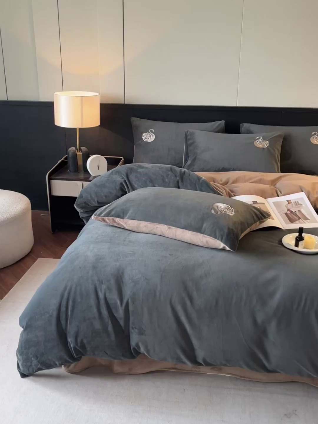 91家纺网 家纺一手货源 找家纺 如一 2025新款水晶绒双拼刺绣四件套天鹅系列 天鹅-高级灰