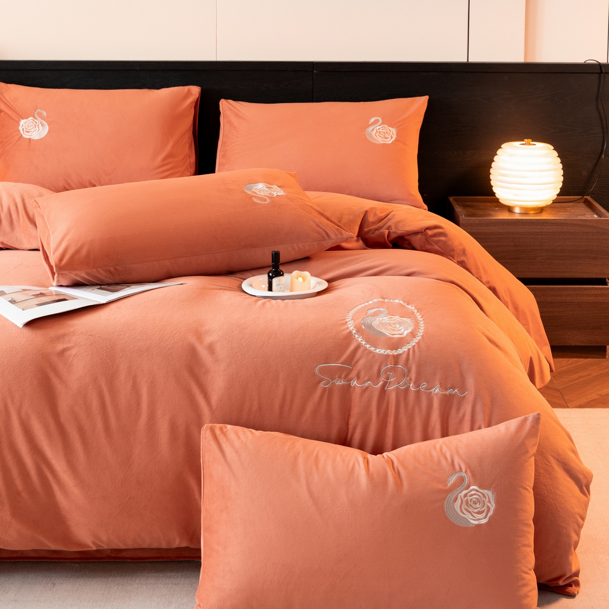 91家纺网 家纺一手货源 找家纺 如一 2025新款水晶绒双拼刺绣四件套天鹅系列 天鹅-魅力橙