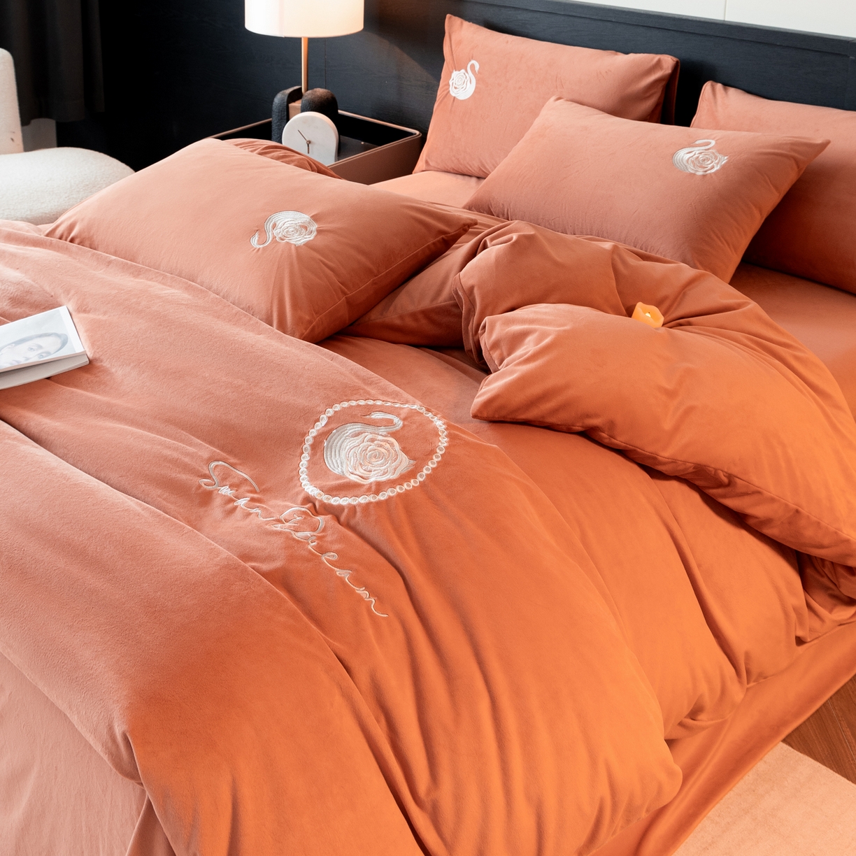 91家纺网 家纺一手货源 找家纺 如一 2025新款水晶绒双拼刺绣四件套天鹅系列 天鹅-魅力橙