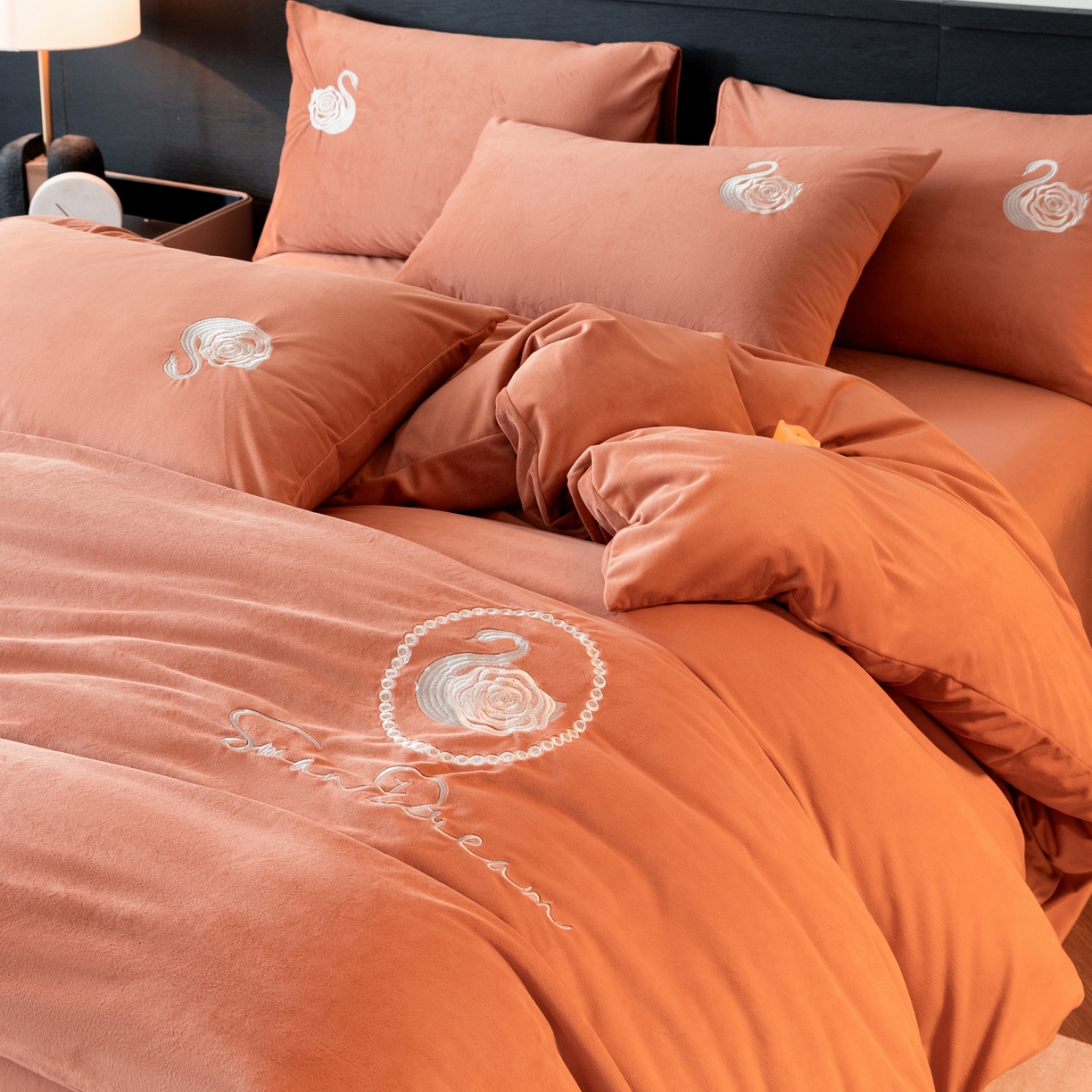 91家纺网 家纺一手货源 找家纺 如一 2025新款水晶绒双拼刺绣四件套天鹅系列 天鹅-魅力橙