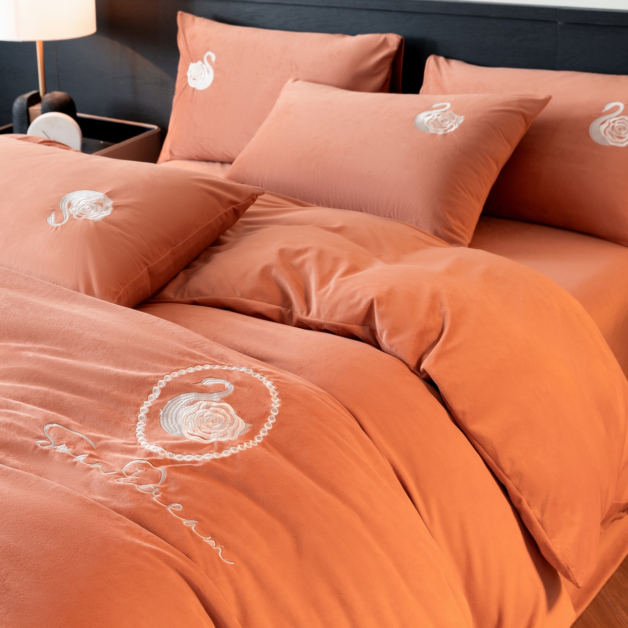 91家纺网 家纺一手货源 找家纺 如一 2025新款水晶绒双拼刺绣四件套天鹅系列 天鹅-魅力橙