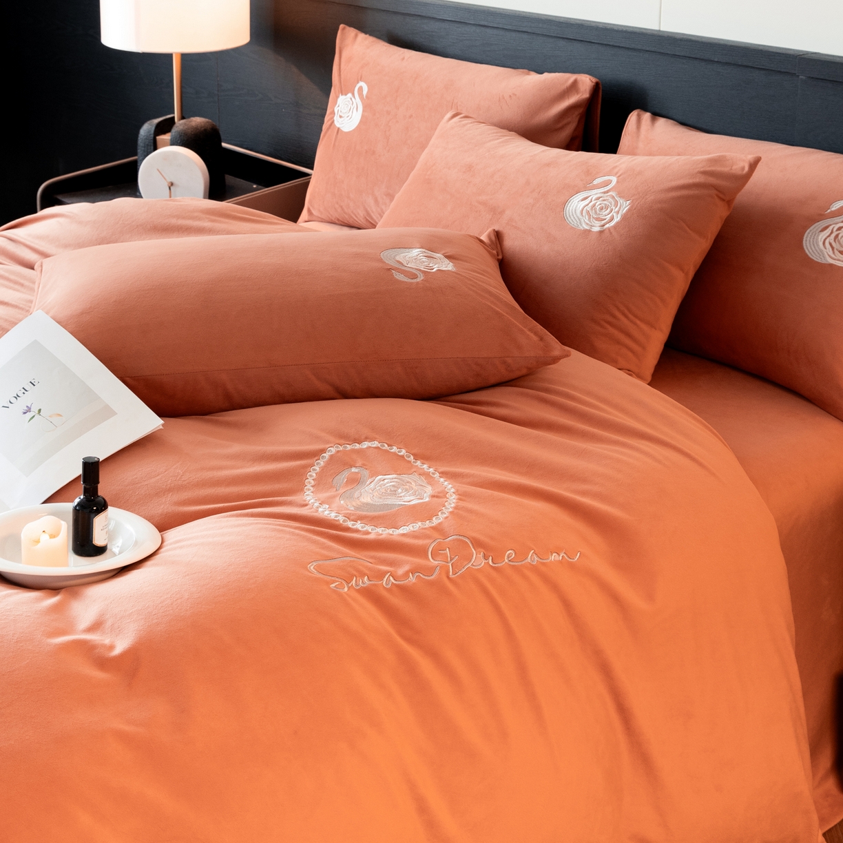 91家纺网 家纺一手货源 找家纺 如一 2025新款水晶绒双拼刺绣四件套天鹅系列 天鹅-魅力橙