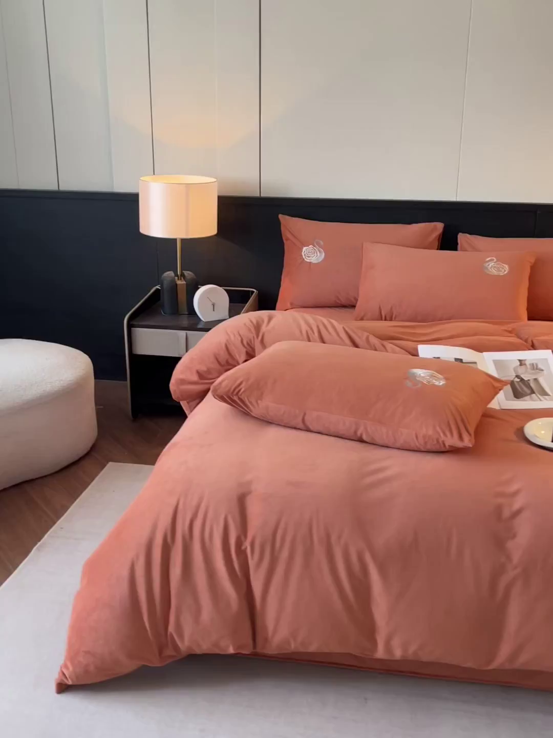 91家纺网 家纺一手货源 找家纺 如一 2025新款水晶绒双拼刺绣四件套天鹅系列 天鹅-魅力橙