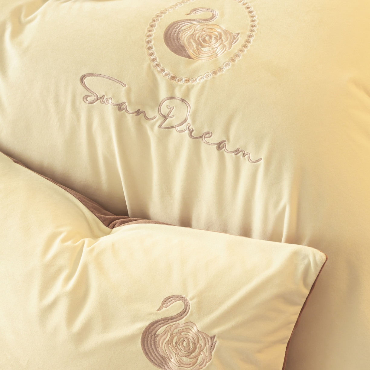 91家纺网 家纺一手货源 找家纺 如一 2025新款水晶绒双拼刺绣四件套天鹅系列 天鹅-奶昔白