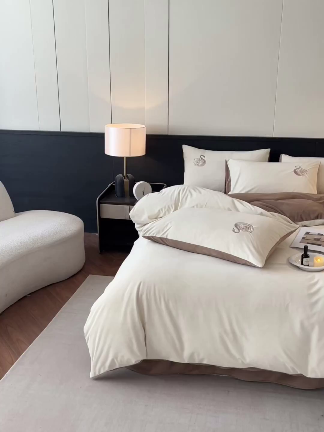 91家纺网 家纺一手货源 找家纺 如一 2025新款水晶绒双拼刺绣四件套天鹅系列 天鹅-奶昔白