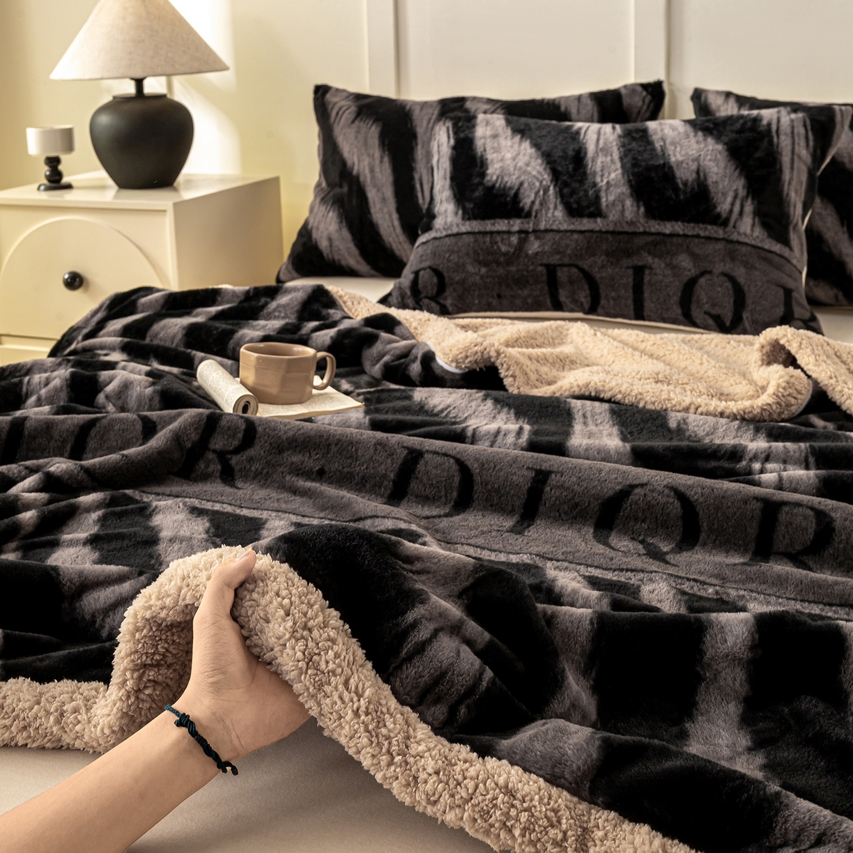 91家纺网 家纺一手货源 找家纺 眠势力 2025新款兔毛绒毛毯冬季加绒加厚盖毯兔兔绒保暖毯子带拉链-美拉德系列 巴黎午后-灰【兔毛绒毛毯拉链款】