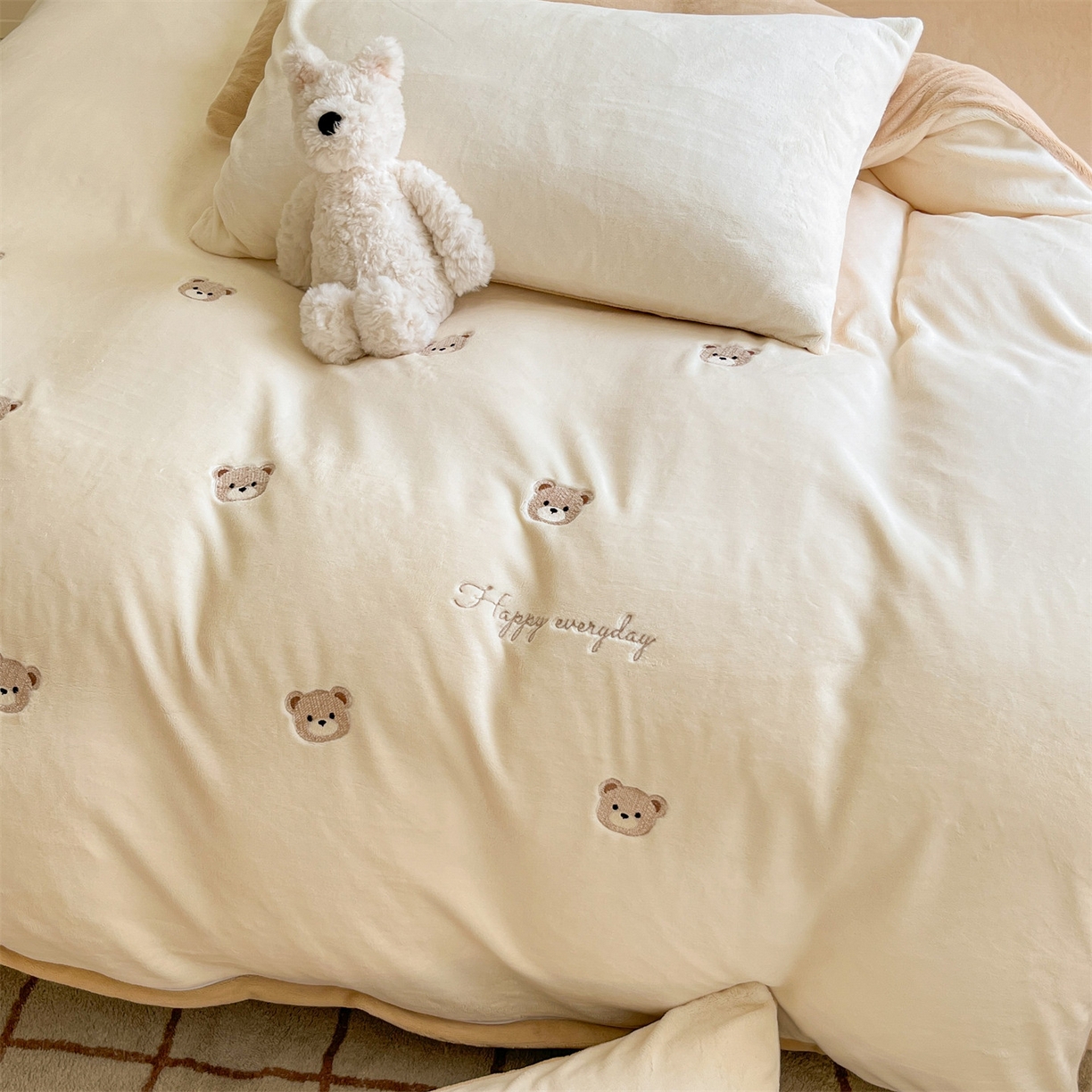 91家纺网 家纺一手货源 找家纺 （总）云棉坊 2025新款高克重牛奶绒四件套-满绣系列