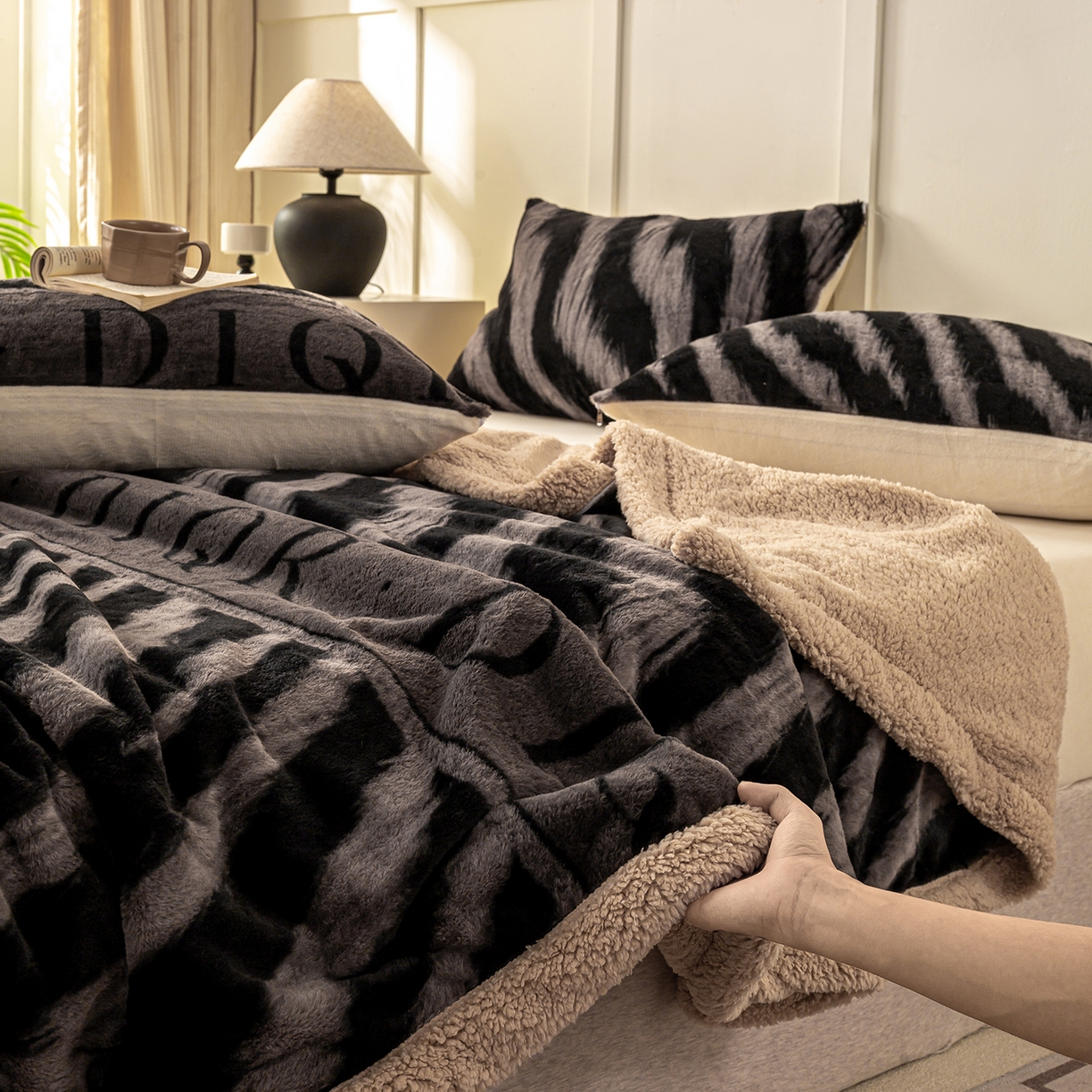 91家纺网 家纺一手货源 找家纺 眠势力 2025新款兔毛绒毛毯冬季加绒加厚盖毯兔兔绒保暖毯子带拉链-美拉德系列 巴黎午后-灰【兔毛绒毛毯拉链款】