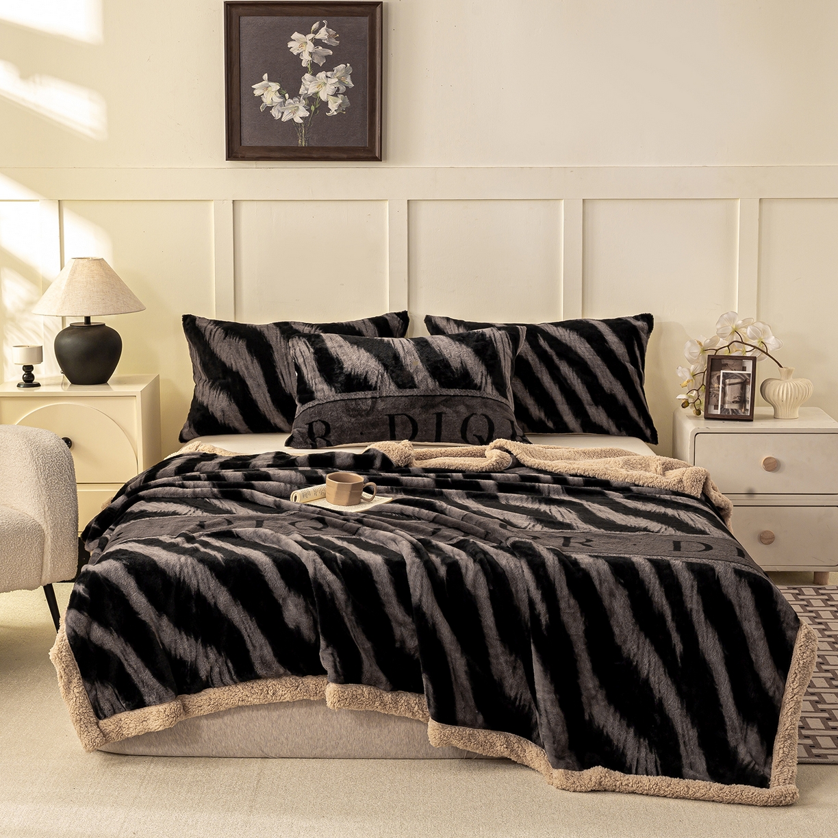 91家纺网 家纺一手货源 找家纺 眠势力 2025新款兔毛绒毛毯冬季加绒加厚盖毯兔兔绒保暖毯子带拉链-美拉德系列 巴黎午后-灰【兔毛绒毛毯拉链款】