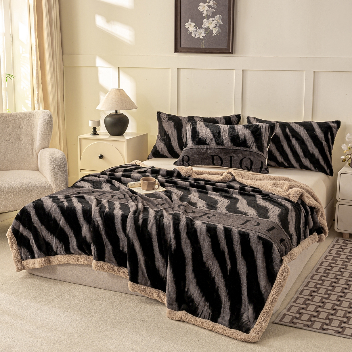 91家纺网 家纺一手货源 找家纺 眠势力 2025新款兔毛绒毛毯冬季加绒加厚盖毯兔兔绒保暖毯子带拉链-美拉德系列 巴黎午后-灰【兔毛绒毛毯拉链款】