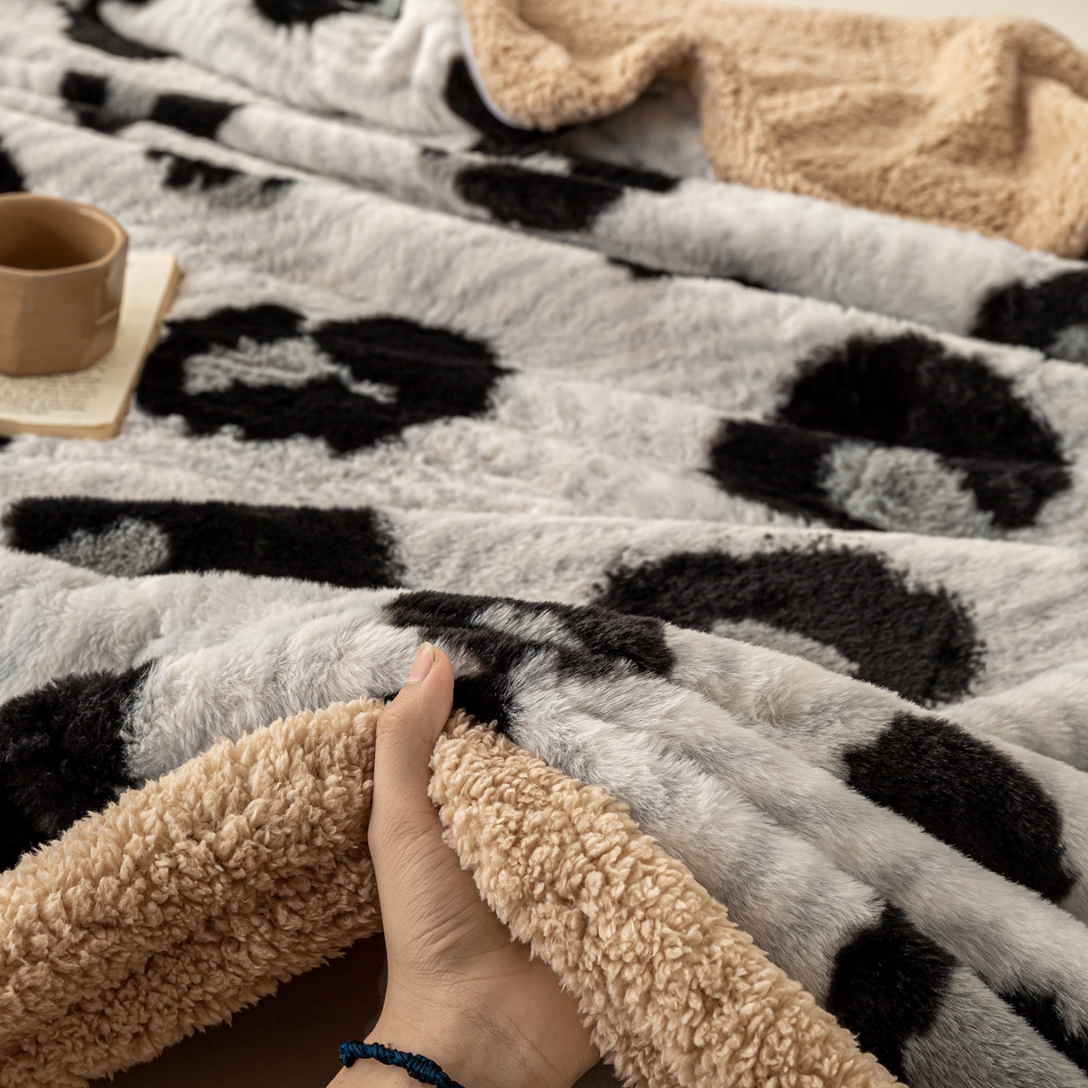 91家纺网 家纺一手货源 找家纺 眠势力 2025新款兔毛绒毛毯冬季加绒加厚盖毯兔兔绒保暖毯子带拉链-美拉德系列 都市斑迹【兔毛绒毛毯拉链款】