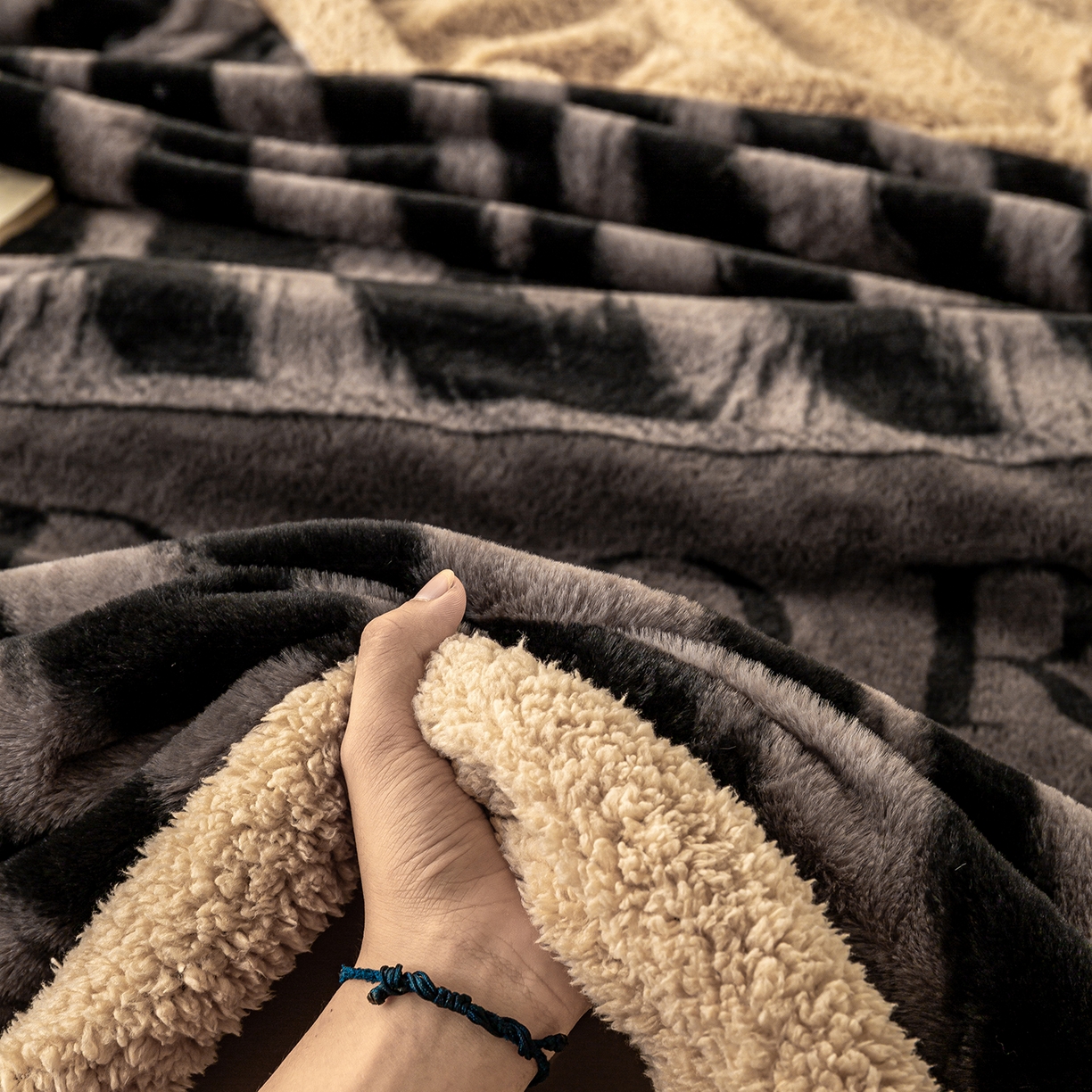 91家纺网 家纺一手货源 找家纺 眠势力 2025新款兔毛绒毛毯冬季加绒加厚盖毯兔兔绒保暖毯子带拉链-美拉德系列 巴黎午后-灰【兔毛绒毛毯拉链款】