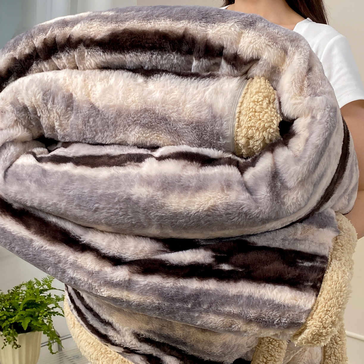 91家纺网 家纺一手货源 找家纺 （总）眠势力 2025新款兔毛绒毛毯冬季加绒加厚盖毯兔兔绒保暖毯子带拉链-美拉德系列