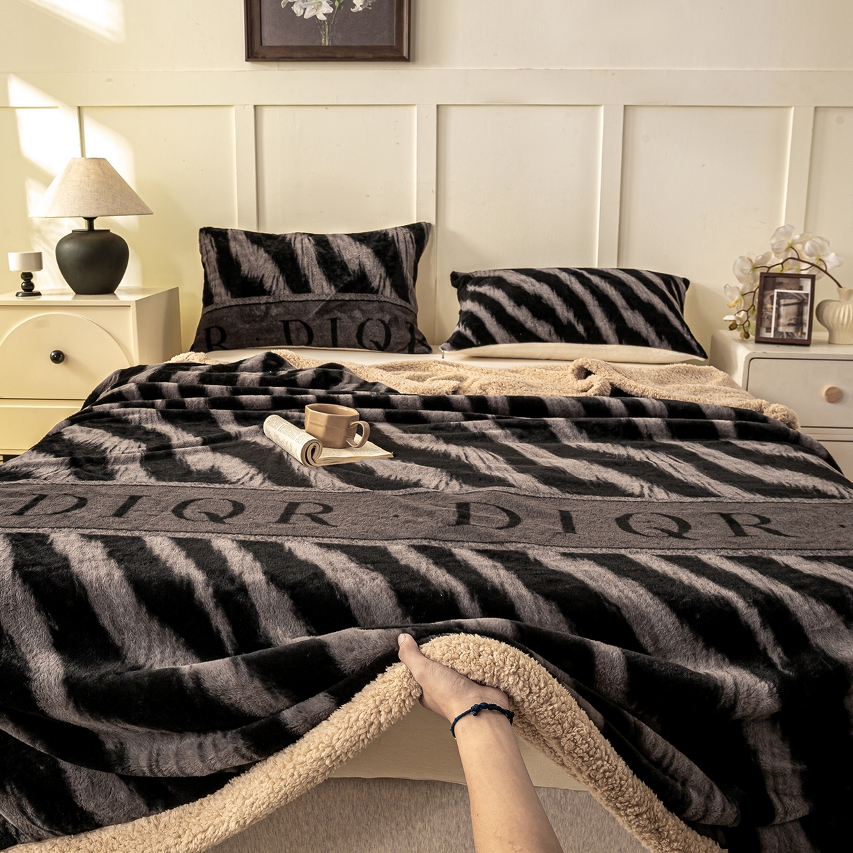 91家纺网 家纺一手货源 找家纺 眠势力 2025新款兔毛绒毛毯冬季加绒加厚盖毯兔兔绒保暖毯子带拉链-美拉德系列 巴黎午后-灰【兔毛绒毛毯拉链款】