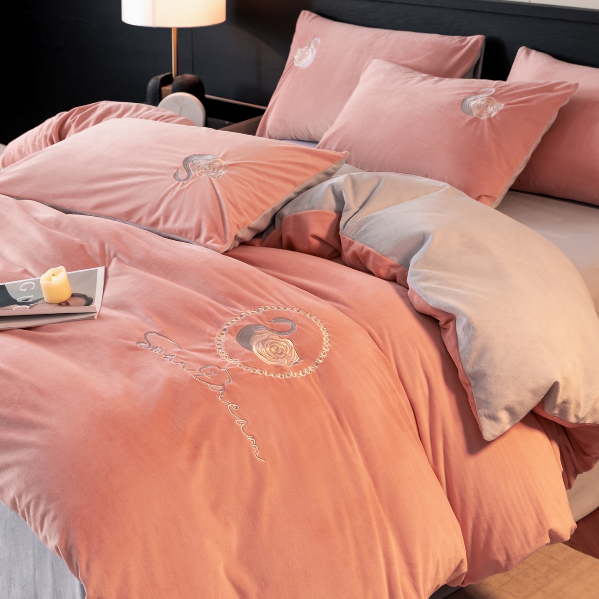 91家纺网 家纺一手货源 找家纺 如一 2025新款水晶绒双拼刺绣四件套天鹅系列 天鹅-浅豆沙