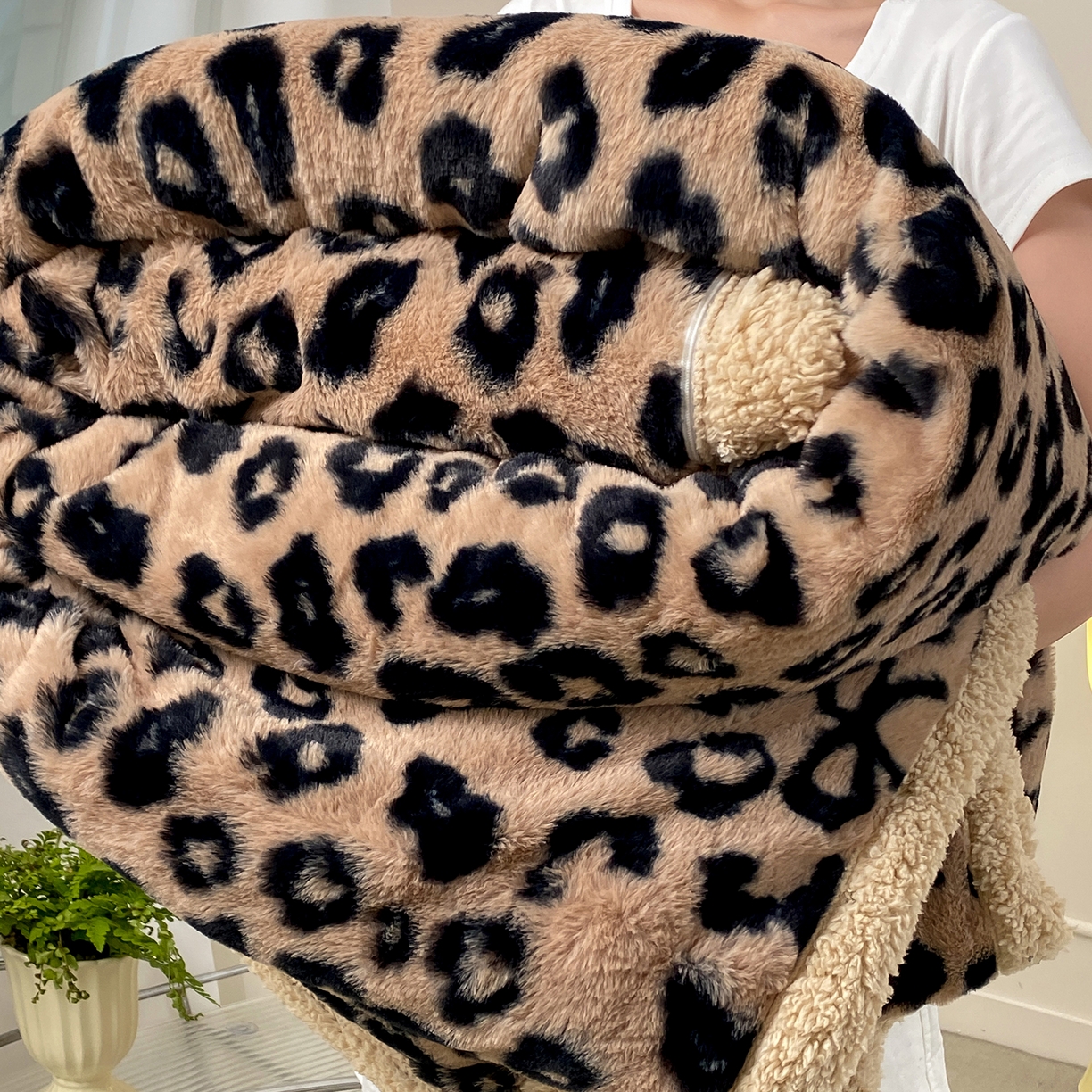 91家纺网 家纺一手货源 找家纺 眠势力 2025新款兔毛绒毛毯冬季加绒加厚盖毯兔兔绒保暖毯子带拉链-美拉德系列 洛可可之吻【兔毛绒毛毯拉链款】