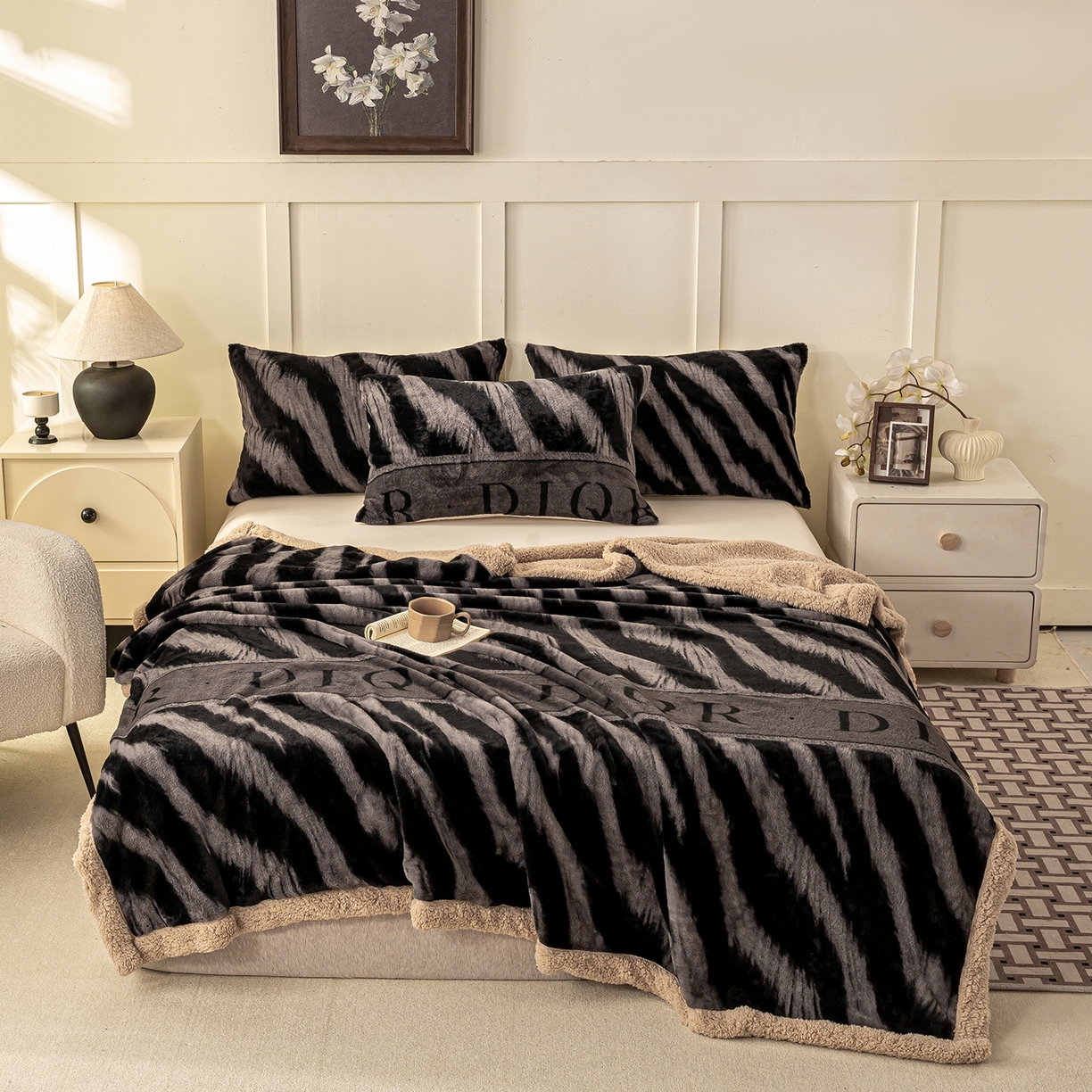 91家纺网 家纺一手货源 找家纺 眠势力 2025新款兔毛绒毛毯冬季加绒加厚盖毯兔兔绒保暖毯子带拉链-美拉德系列 巴黎午后-灰【兔毛绒毛毯拉链款】