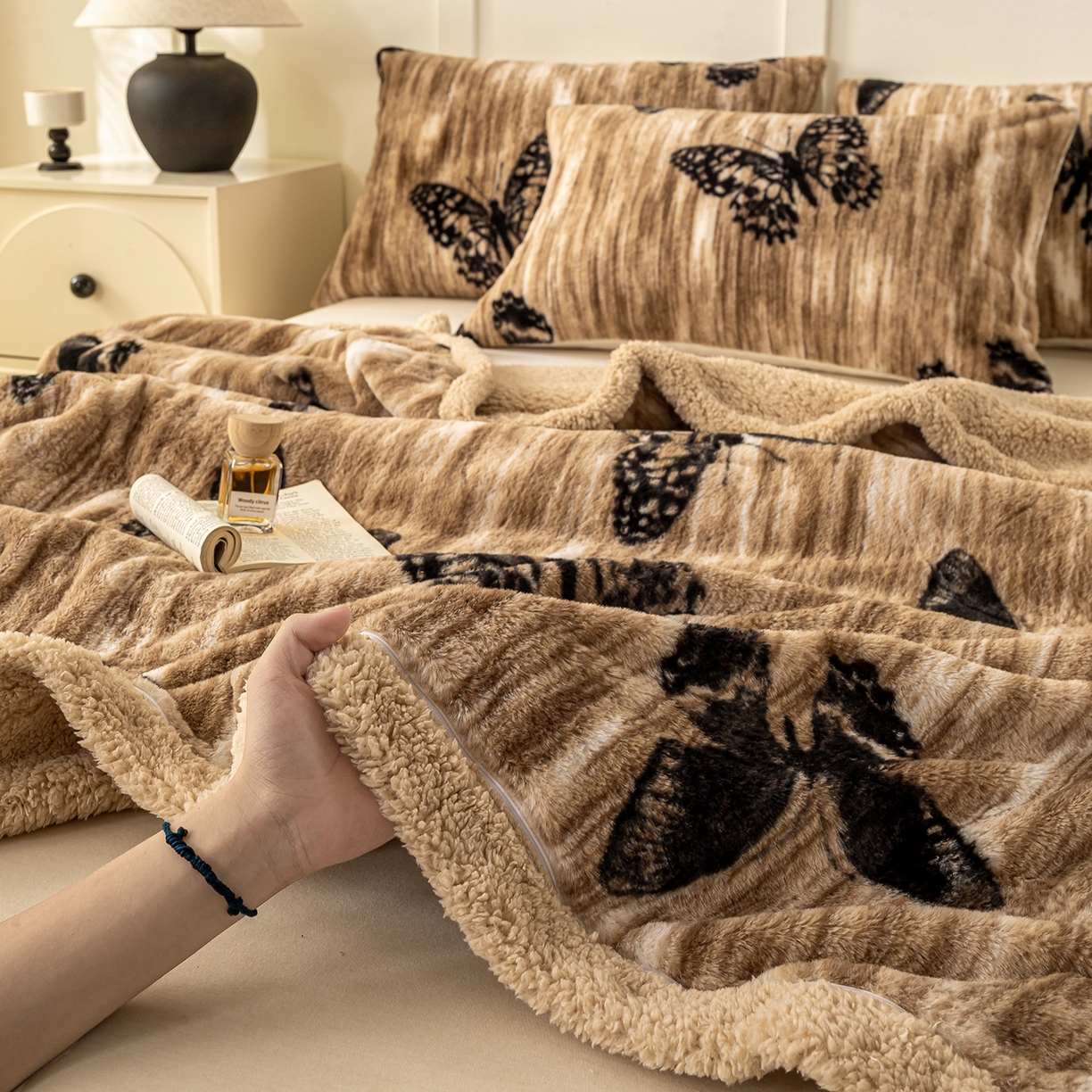 91家纺网 家纺一手货源 找家纺 眠势力 2025新款兔毛绒毛毯冬季加绒加厚盖毯兔兔绒保暖毯子带拉链-美拉德系列 蝶绒梦境【兔毛绒毛毯拉链款】