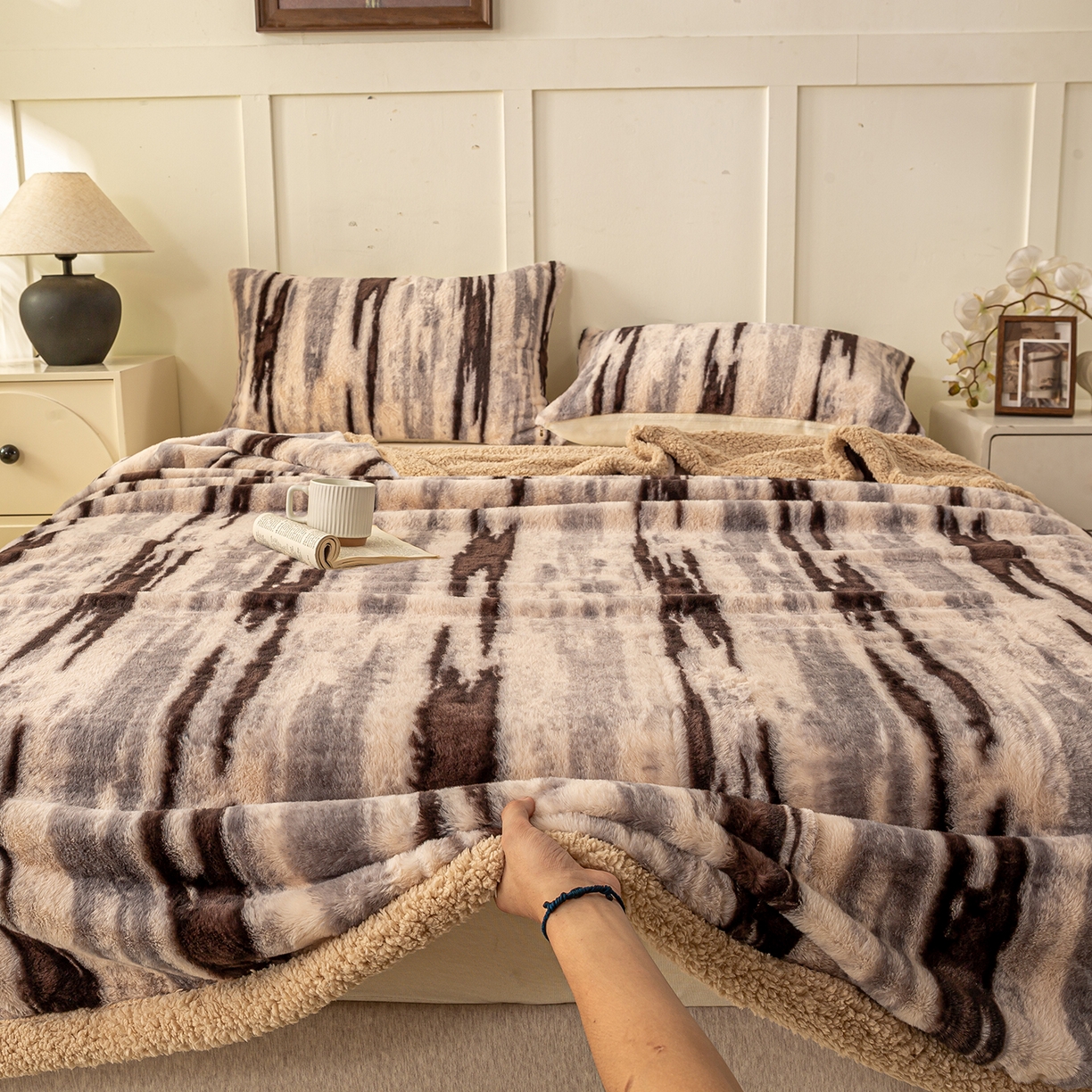 91家纺网 家纺一手货源 找家纺 眠势力 2025新款兔毛绒毛毯冬季加绒加厚盖毯兔兔绒保暖毯子带拉链-美拉德系列 猎影绒光【兔毛绒毛毯拉链款】