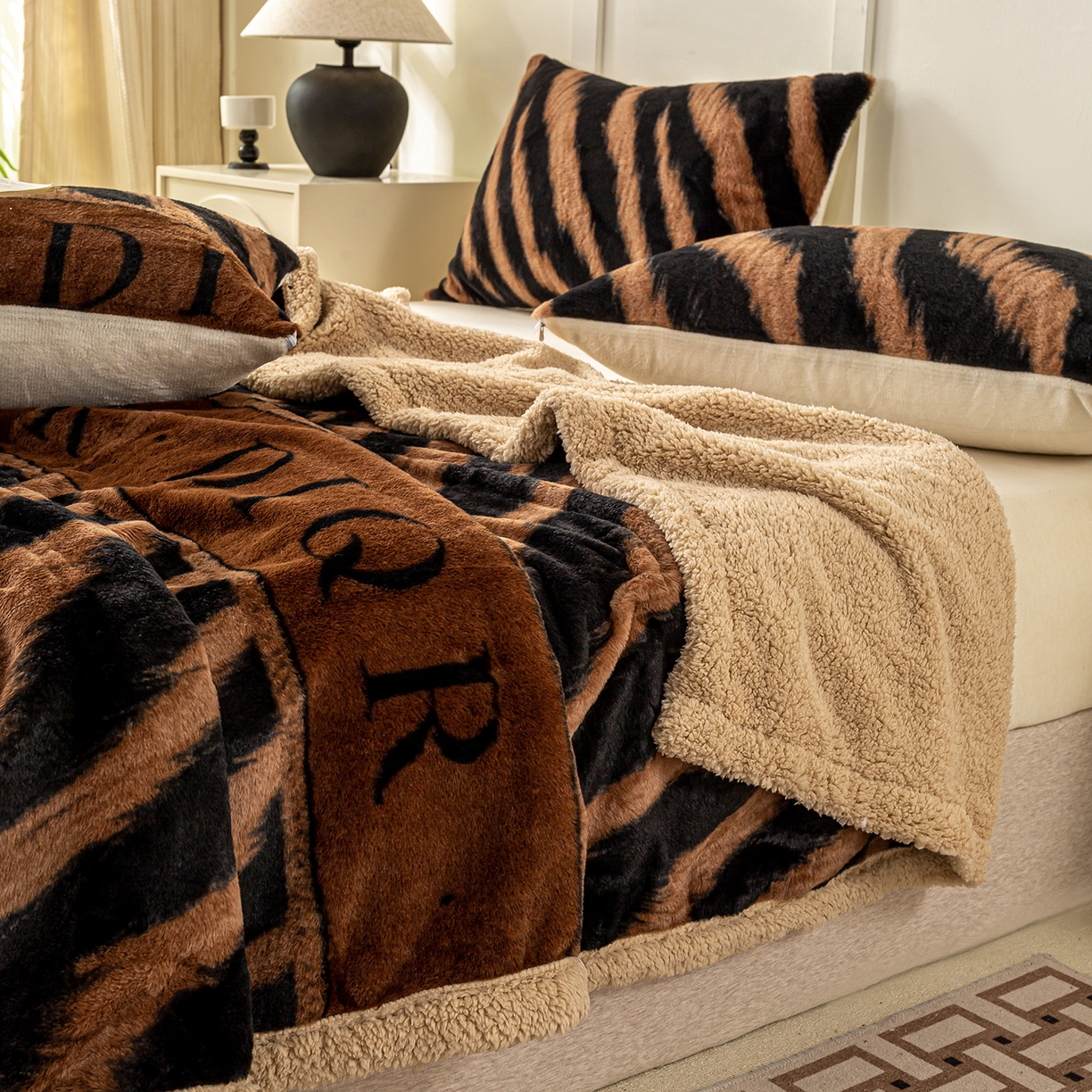 91家纺网 家纺一手货源 找家纺 眠势力 2025新款兔毛绒毛毯冬季加绒加厚盖毯兔兔绒保暖毯子带拉链-美拉德系列 巴黎午后-咖【兔毛绒毛毯拉链款】