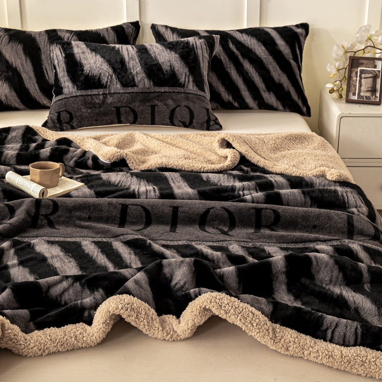 91家纺网 家纺一手货源 找家纺 眠势力 2025新款兔毛绒毛毯冬季加绒加厚盖毯兔兔绒保暖毯子带拉链-美拉德系列 巴黎午后-灰【兔毛绒毛毯拉链款】