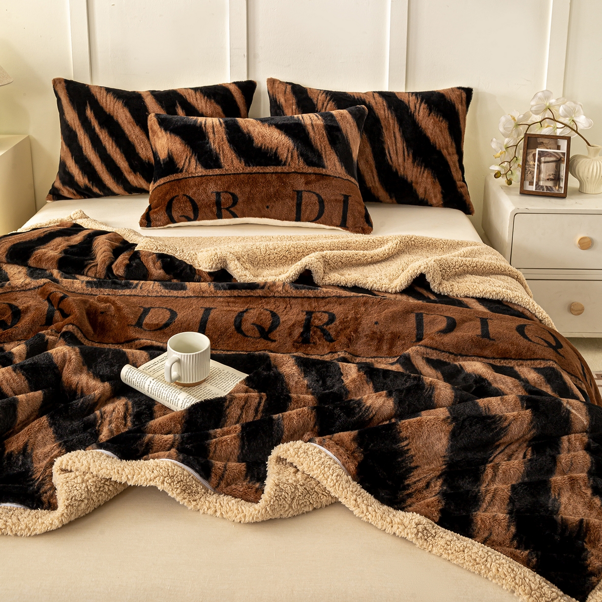 91家纺网 家纺一手货源 找家纺 眠势力 2025新款兔毛绒毛毯冬季加绒加厚盖毯兔兔绒保暖毯子带拉链-美拉德系列 巴黎午后-咖【兔毛绒毛毯拉链款】