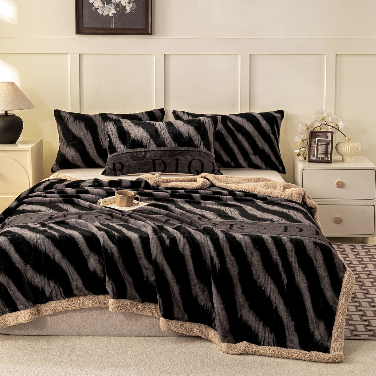 91家纺网 家纺一手货源 找家纺 眠势力 2025新款兔毛绒毛毯冬季加绒加厚盖毯兔兔绒保暖毯子带拉链-美拉德系列 巴黎午后-灰【兔毛绒毛毯拉链款】